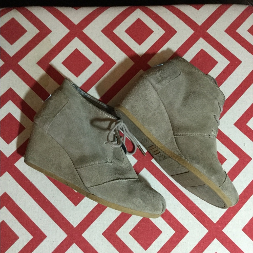 Tom’s beige wedge boots 7.5